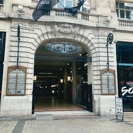 Studio Avenue Des Champs-elysees Paris